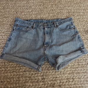 levi’s cutoff mom jean shorts light wash